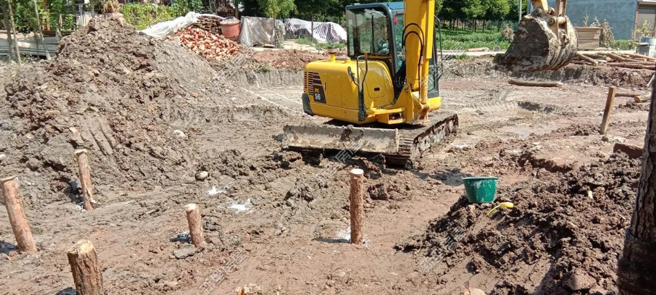 如何用松木樁在農(nóng)村宅基地打基礎(chǔ)？