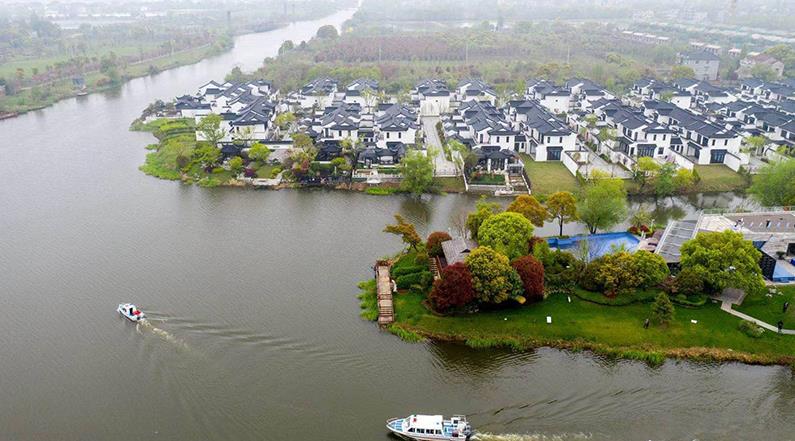 水韻湖城太清沿岸長(zhǎng)興縣楊家浦國(guó)控?cái)嘌桓?></a>
		<figcaption>
<h4>水韻湖城太清沿岸長(zhǎng)興縣楊家浦國(guó)控?cái)嘌桓?/h4>
<em>河道生修復(fù)工程</em>
<p>本工程位于洪橋鎮(zhèn)，本次生態(tài)修復(fù)范圍為北橫港及其叉港，東段為楊家浦閘至圖影扶欄橋段，西段為楊家浦港至陽(yáng)墩漾，主河道總長(zhǎng)7.36km，叉港總長(zhǎng)8.15km。所需松木樁規(guī)格為3米小頭11-12CM型號(hào)，所用數(shù)量為:10萬(wàn)根左右。松木樁在生態(tài)修復(fù)中可以發(fā)揮重要作用。它可以幫助改善水土流失，保護(hù)水體，減少污染物向水體的遷移，促進(jìn)水體環(huán)境的恢復(fù)。</p>
</figcaption>
		</figure>
			    <figure class=