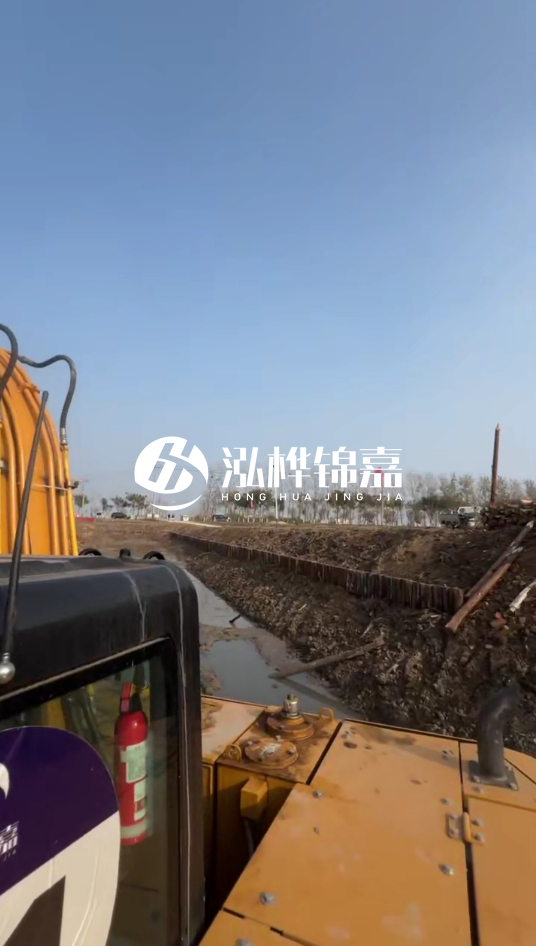 三門峽挖機(jī)打木樁專業(yè)施工-松木樁打樁木價(jià)格含運(yùn)輸成本嗎？