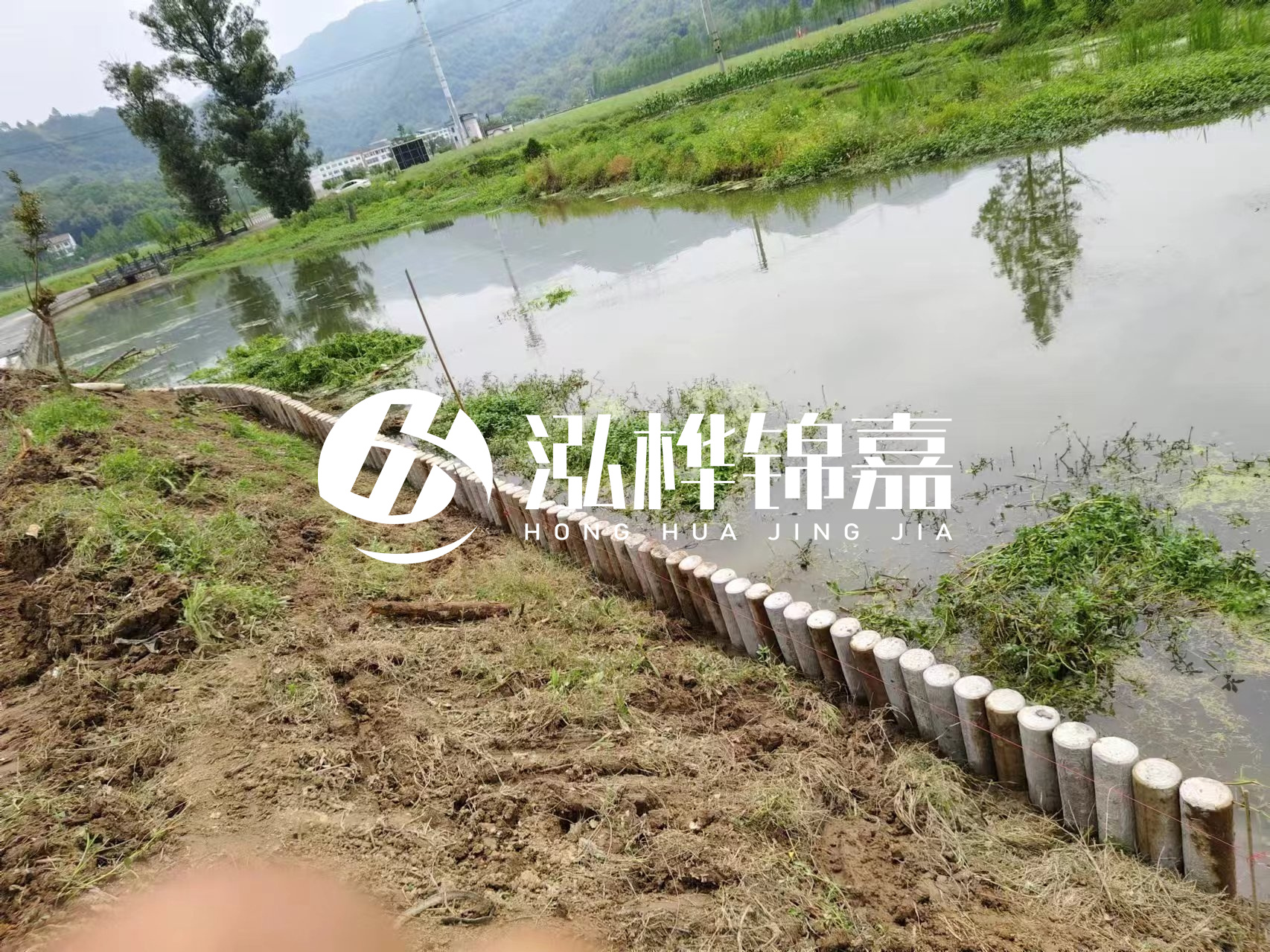 安順市挖機打木樁專業(yè)施工-河道水泥樁護坡多少錢一米？