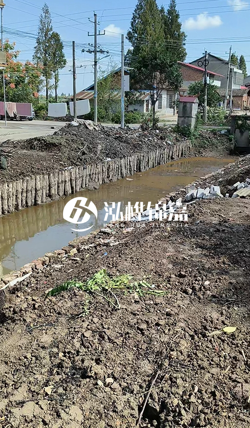 打樁木樁為什么要一根根挨著打？100米河堤需要打多少根木樁？