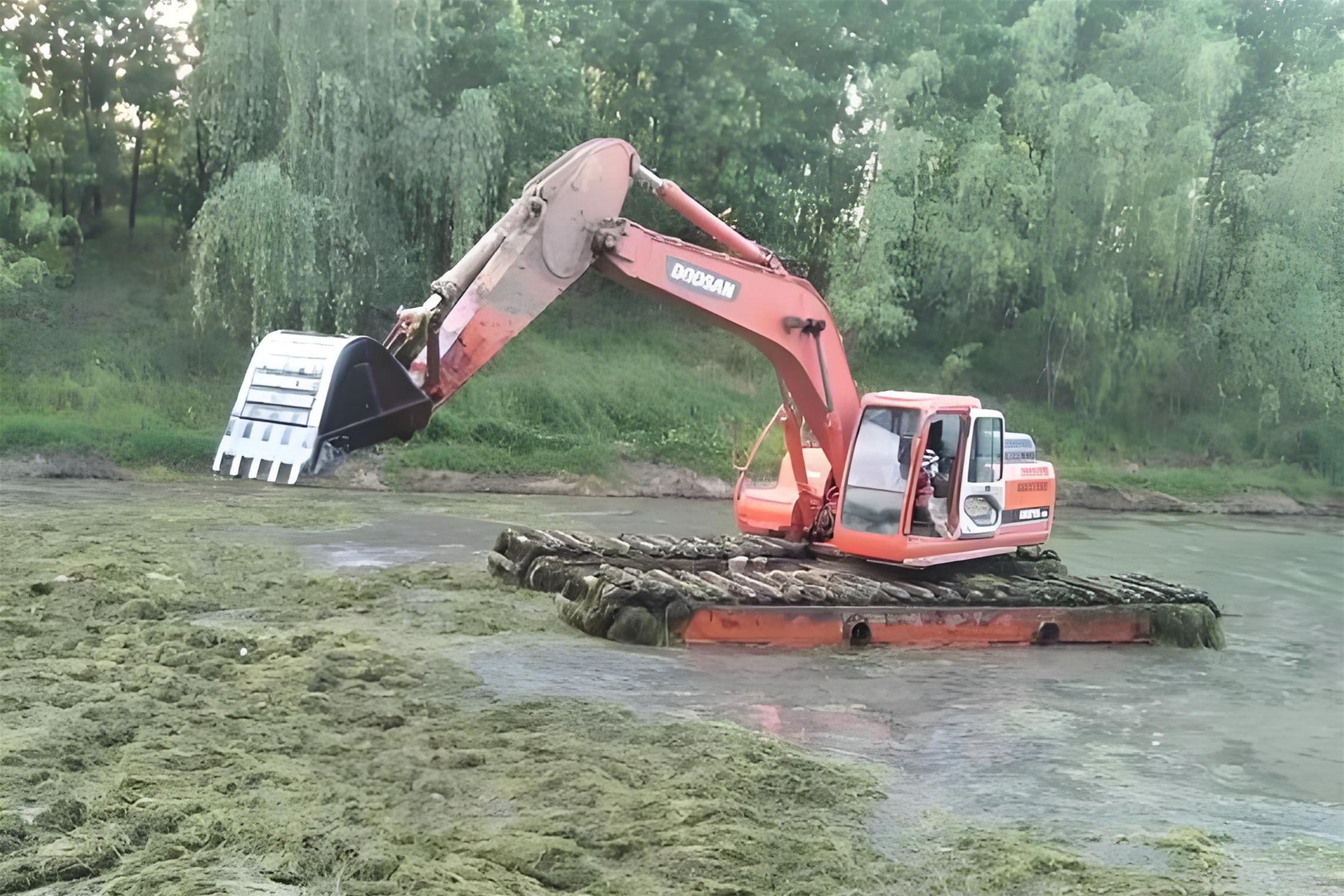 廣西南寧挖機清淤施工隊-沼澤清淤怎樣防止挖掘機下陷？