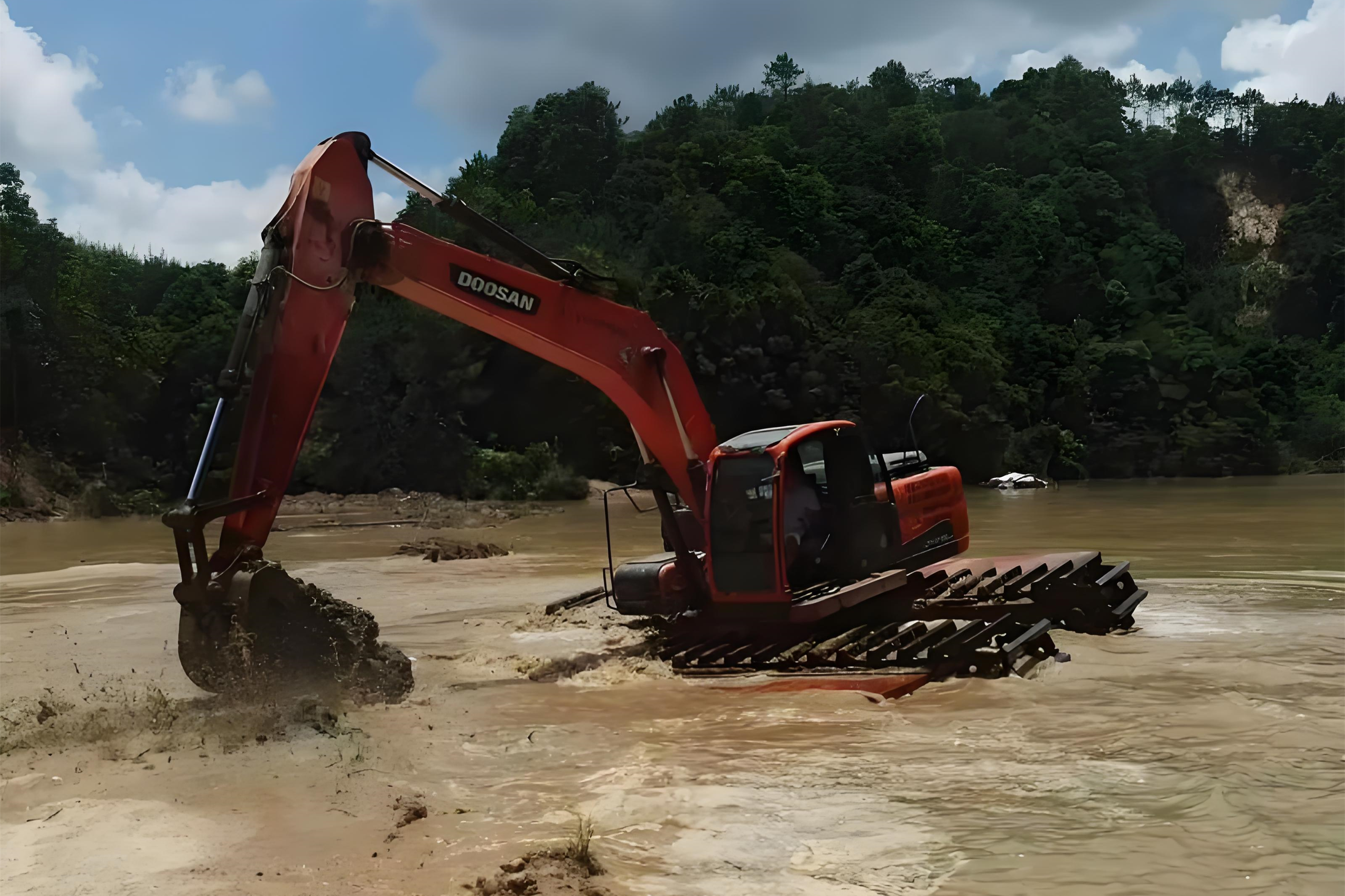 浙江杭州挖機清淤施工隊-沼澤地清淤需要先排水嗎？