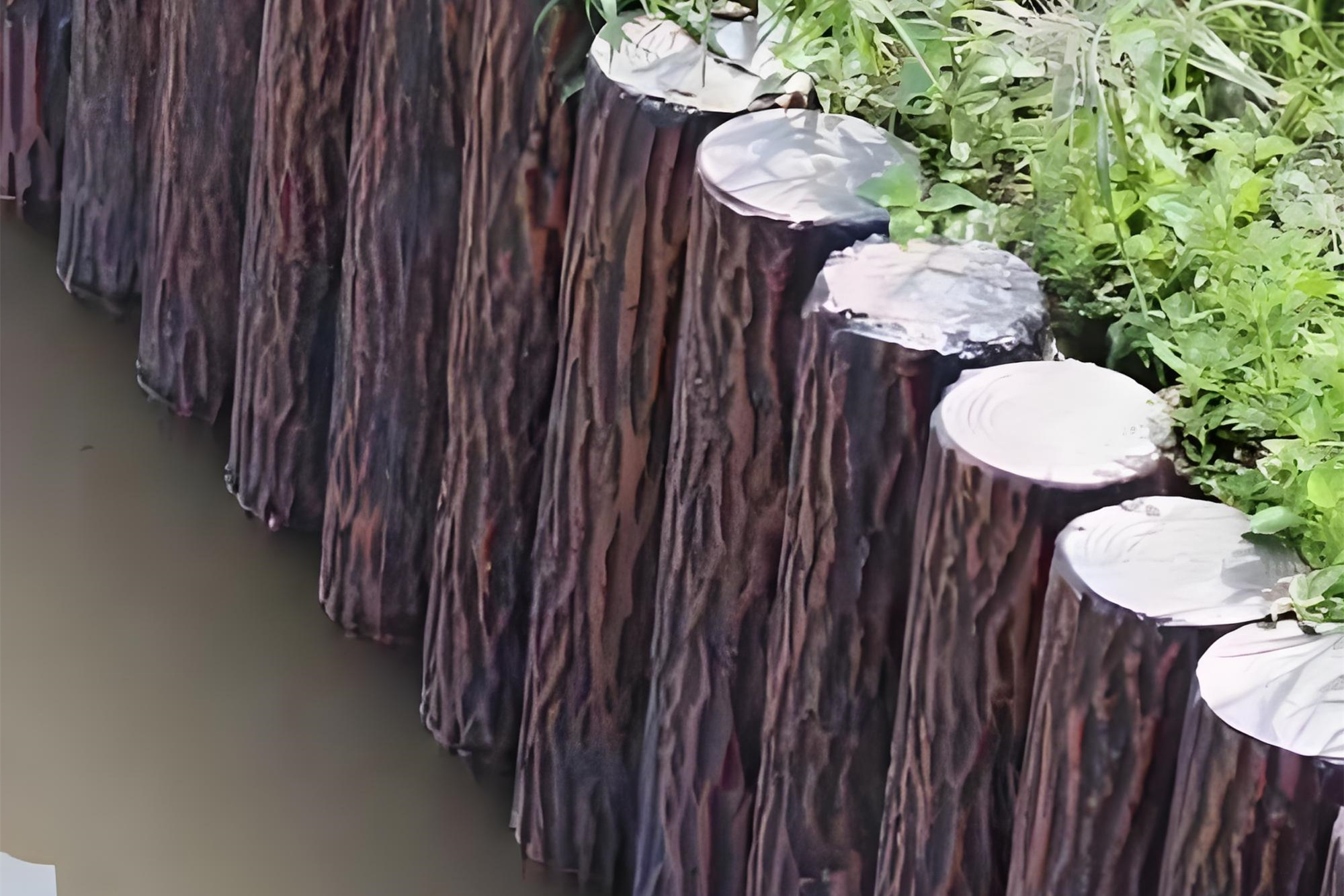 水泥樁批發(fā)廠家泓樺錦嘉-水泥仿木樁的顏色會褪色嗎？