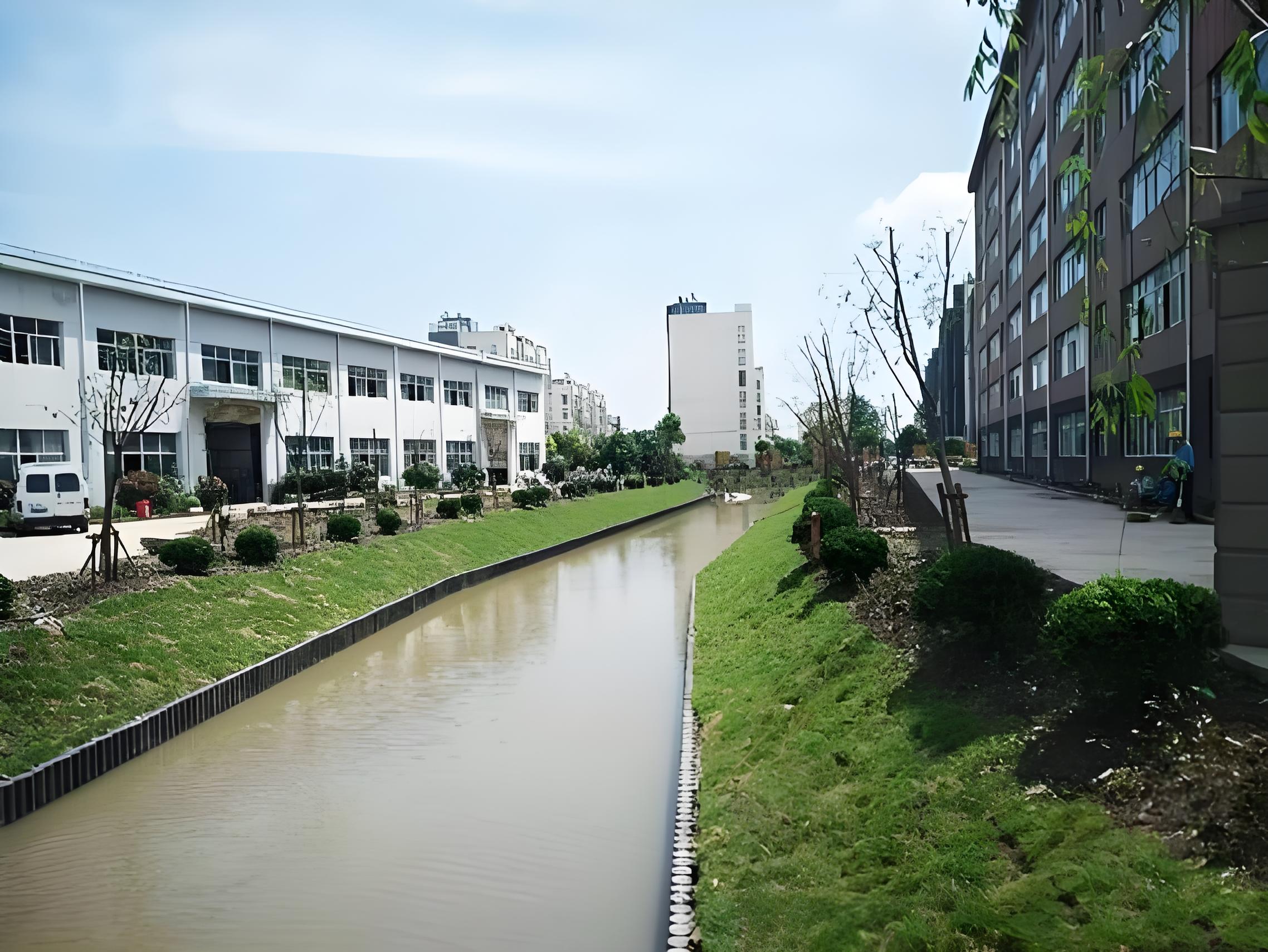 水泥仿木樁廠家泓樺錦嘉 - 河道仿木樁的規(guī)格怎么根據(jù)河道寬度選？