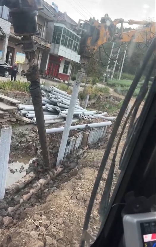 水泥仿木樁廠家泓樺錦嘉-水泥樁打樁是否需要預(yù)鉆孔？